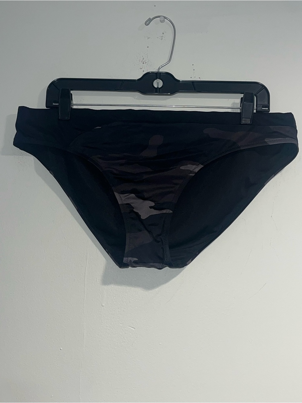 ATHLETA Freestyle camo bikini bottom in black/dark gray